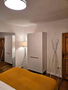 Un dormitorio con una cama y armarios blancos y una lámpara. en Blaue Gans, en Oderberg