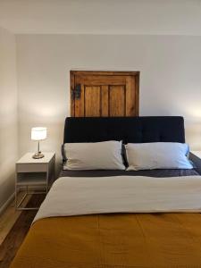 Un dormitorio con una cama grande con cabecero de madera. en Blaue Gans, en Oderberg