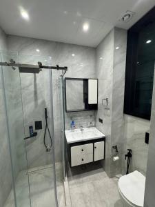 ein Badezimmer mit Dusche, Waschbecken und Toilette in der Unterkunft Modern 1BR, Lux-Skyscraper Large, Loggia and View in Taschkent