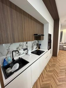 eine Küche mit Spüle und Theke in der Unterkunft Modern 1BR, Lux-Skyscraper Large, Loggia and View in Taschkent