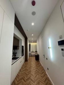 einen Flur mit weißen Schränken und einer Küche in der Unterkunft Modern 1BR, Lux-Skyscraper Large, Loggia and View in Taschkent + 4 Fotos