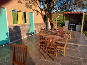 Un grupo de mesas y sillas en un patio. en pousada tucano, en São José da Barra