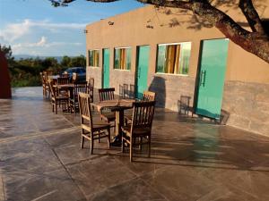 una fila de mesas y sillas en un patio en pousada tucano, en São José da Barra