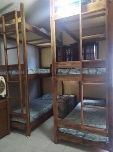 a room with three bunk beds with books at Casa Temporada Caraguatatuba in Caraguatatuba