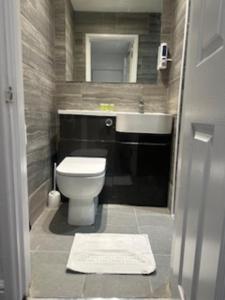 Gallery image of the pine lodge in Feltham