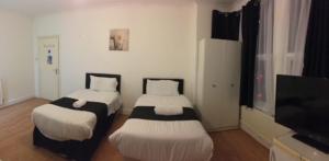 Gallery image of the pine lodge in Feltham