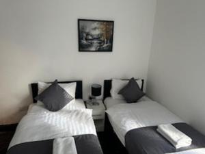 Gallery image of the pine lodge in Feltham