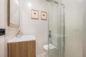 Et badeværelse på Luxury Apartment Picasso by Nagoa Homes + 32 billeder