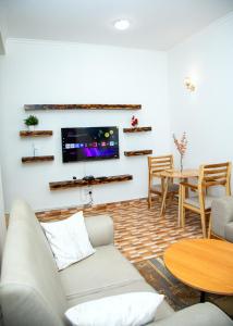 多多马JMG Homes的客厅里有一张沙发和一张桌子。