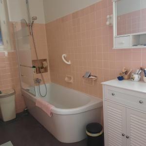 Chez Sylvie في سان فوي لي ليون: حمام مع حوض استحمام ودش