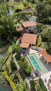 El PeñolにあるCasa Eve Clubのプールのあるリゾートの航空写真