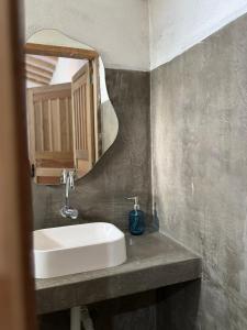 un bagno con lavandino e specchio di Vila Kairós a Caraíva