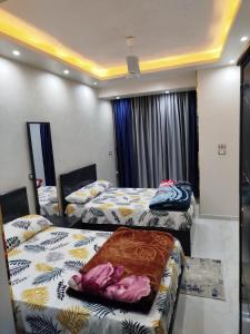 a room with two beds in a room with at شقة مميزة بجوار كورنيش النيل اسوان - عائلات فقط in Aswan