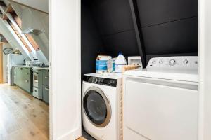 Η κουζίνα ή μικρή κουζίνα στο Modern A-Frame Cabin with Loft, Firepit and Grill