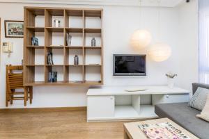 a living room with a tv and a couch at BaruHaus Centro Valencia de don Juan in Valencia de Don Juan