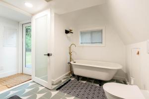 Ένα μπάνιο στο Modern A-Frame Cabin with Loft, Firepit and Grill +38 φωτογραφίες