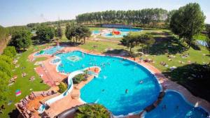 an overhead view of a large pool at a water park at BaruHaus Centro Valencia de don Juan in Valencia de Don Juan