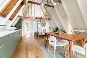 Η κουζίνα ή μικρή κουζίνα στο Modern A-Frame Cabin with Loft, Firepit and Grill