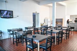 a group of tables and chairs in a restaurant at Hotel Bandeirantes de SJBV in São João da Boa Vista