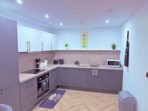 Best Area Stylish1Bed, Games, Relax, Parking في برمنغهام: مطبخ مع حوض وميكروويف