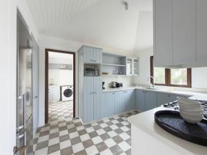 Casapueblo Rent Cachagua CP 35 في Cachagua: مطبخ مع دواليب زرقاء وارضية متقاطعة