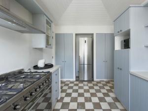 Casapueblo Rent Cachagua CP 35 في Cachagua: مطبخ مع موقد و أرضية متقنة