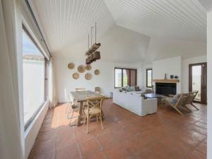 Casapueblo Rent Cachagua CP 35 في Cachagua: غرفة معيشة مع طاولة وأريكة +19 صورة