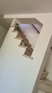 una scala in una casa con soffitto in vetro di Mansión CA a Barraquero