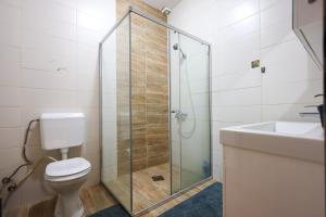 Phòng tắm tại Kosova Vacation Rentals Brezovicë +256 ảnh