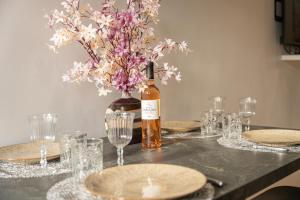 Fotografie z fotogalerie ubytování APPARTEMENT BANDOL CENTRE VILLE VUE MER au calme v destinaci Bandol