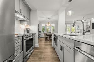 Nhà bếp/bếp nhỏ tại Elegant Reynolds Lake Oconee - Golf and Serenity