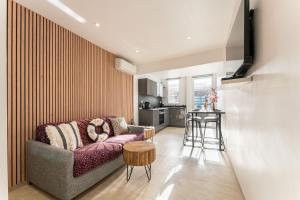 TV a/nebo společenská místnost v ubytování APPARTEMENT BANDOL CENTRE VILLE VUE MER au calme + 14 fotografií