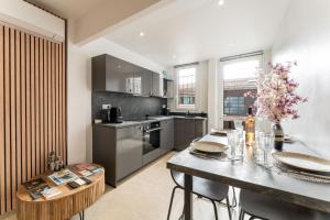 Kuchyň nebo kuchyňský kout v ubytování APPARTEMENT BANDOL CENTRE VILLE VUE MER au calme