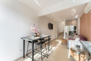 TV a/nebo společenská místnost v ubytování APPARTEMENT BANDOL CENTRE VILLE VUE MER au calme