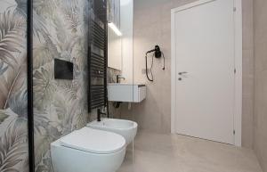 une salle de bains avec toilettes et lavabo dans l'établissement Varicottis Luxury Apartments con parcheggio privato, à Varigotti 53 autres photos