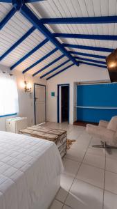 a bedroom with a white bed and a blue ceiling at Paradise Búzios in Búzios
