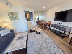 een woonkamer met een bank en een tafel bij North Shore Inn TC 203 in Traverse City