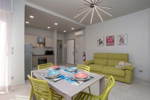 une salle à manger et un salon avec une table et des chaises dans l'établissement Varicottis Luxury Apartments con parcheggio privato, à Varigotti