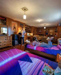 Et tv og/eller underholdning på 1980's Themed Room with MASSIVE 80's Arcade