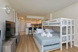 una camera con un letto a castello e due gatti sopra di Beautiful Honolulu Waikiki Ocean View Condo a Honolulu