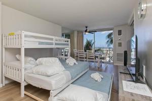 una camera con 2 letti a castello e una sala da pranzo di Beautiful Honolulu Waikiki Ocean View Condo a Honolulu