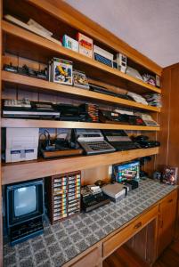 Køkken eller tekøkken på 1980's Themed Room with MASSIVE 80's Arcade