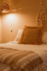 Postel nebo postele na pokoji v ubytování Cien Palmas- Authentic Mexican Casita 1 -Downtown