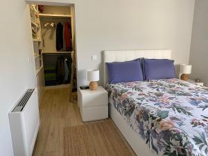 una camera con letto e cabina armadio di Maison Cosy et Moderne a Vila Real