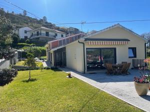 a small house with a yard with a patio at Maison Cosy et Moderne in Vila Real