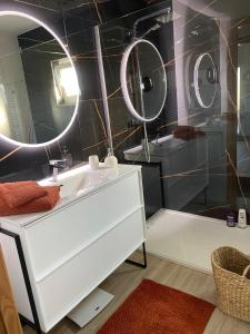 bagno con lavandino e 2 specchi di Maison Cosy et Moderne a Vila Real