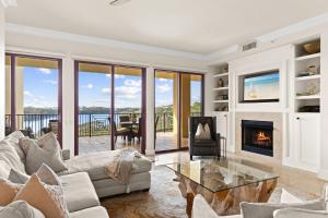 Гостиная зона в Sanctuary by the Sea 3116 by Newman-Dailey