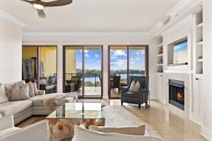 Гостиная зона в Sanctuary by the Sea 3116 by Newman-Dailey