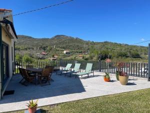 un patio con tavolo, sedie e una recinzione di Maison Cosy et Moderne a Vila Real Altre 8 foto
