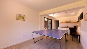 a ping pong table in the middle of a room at Casa Altamar - Casa Con Vista Al Mar en Playa Cruz del Sur, Chapadmalal Para 6 PAX Con Parrilla y Cochera - Hola Sur in Chapadmalal